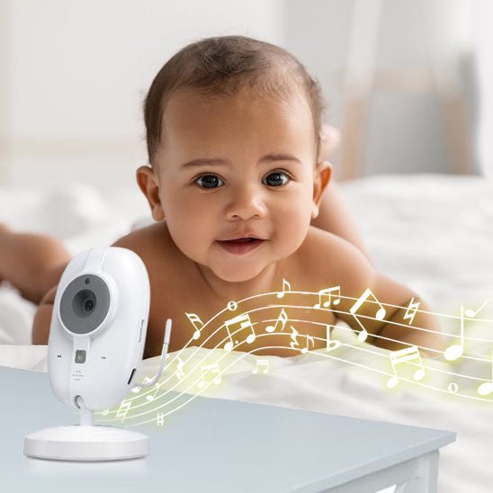 Camera bebe avec petit garcon qui ecoute de la musique