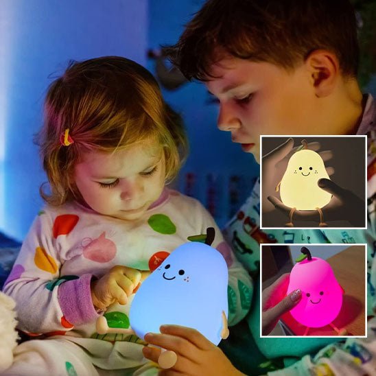 frere et soeur qui regarde une veilleuse bebe