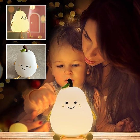 mere et fils qui regarde une veilleuse bebe