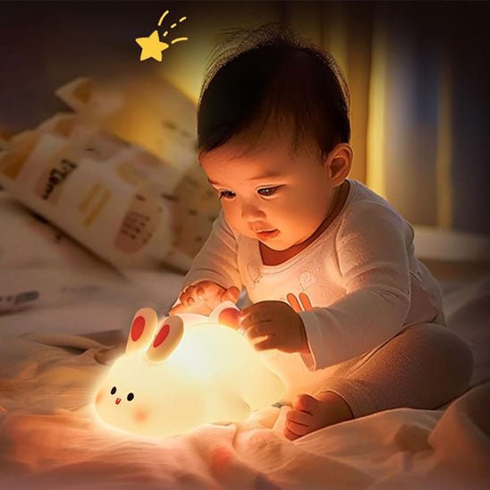 veilleuse bebe et petit garcon qui joue avec la veilleuse