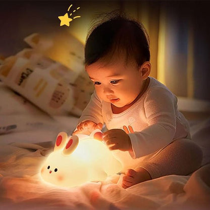 veilleuse bebe et petit garcon qui joue avec la veilleuse
